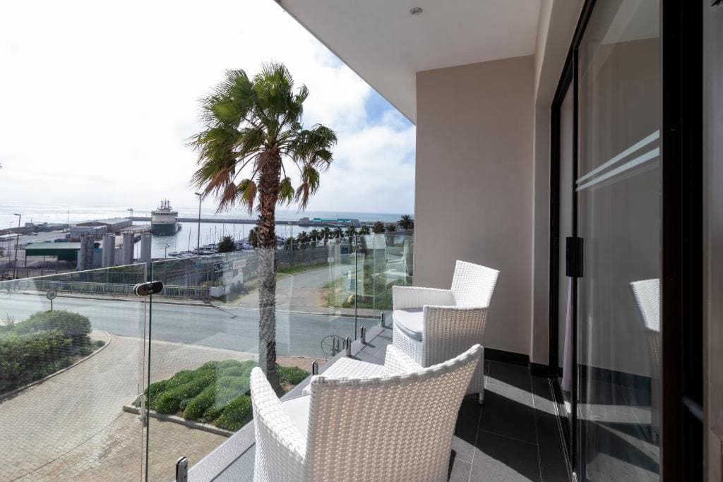 Larger Guest room, 1 King, Harbor view, Balcony room - Image 3