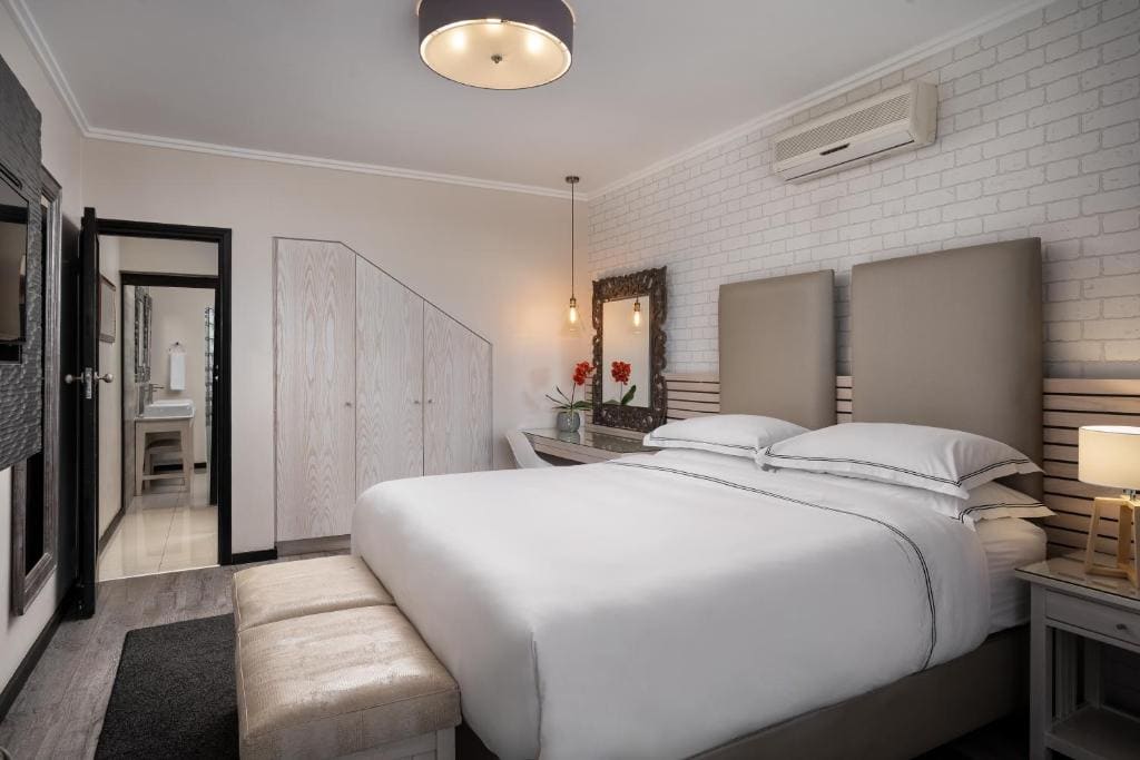 1 Bedroom Larger Suite, 1 King, Harbor view, Balcony room - Image 1