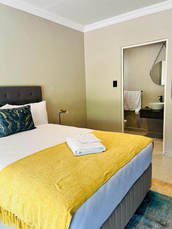 Standard Double Room with Shared Bathroom room - Image 2