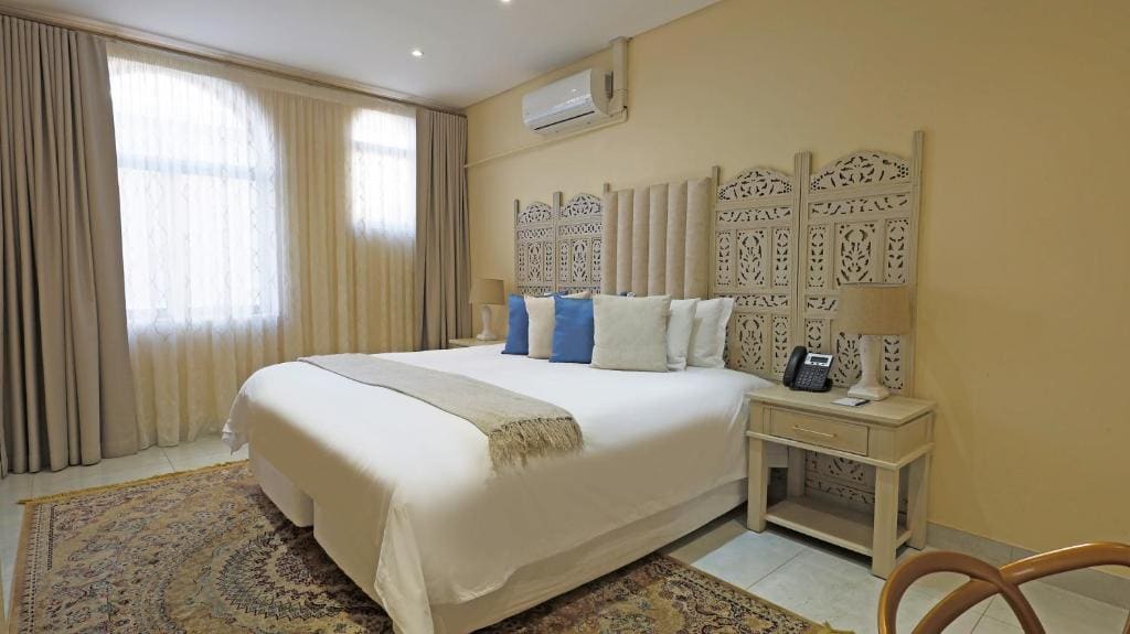 Deluxe Queen Room room - Image 3