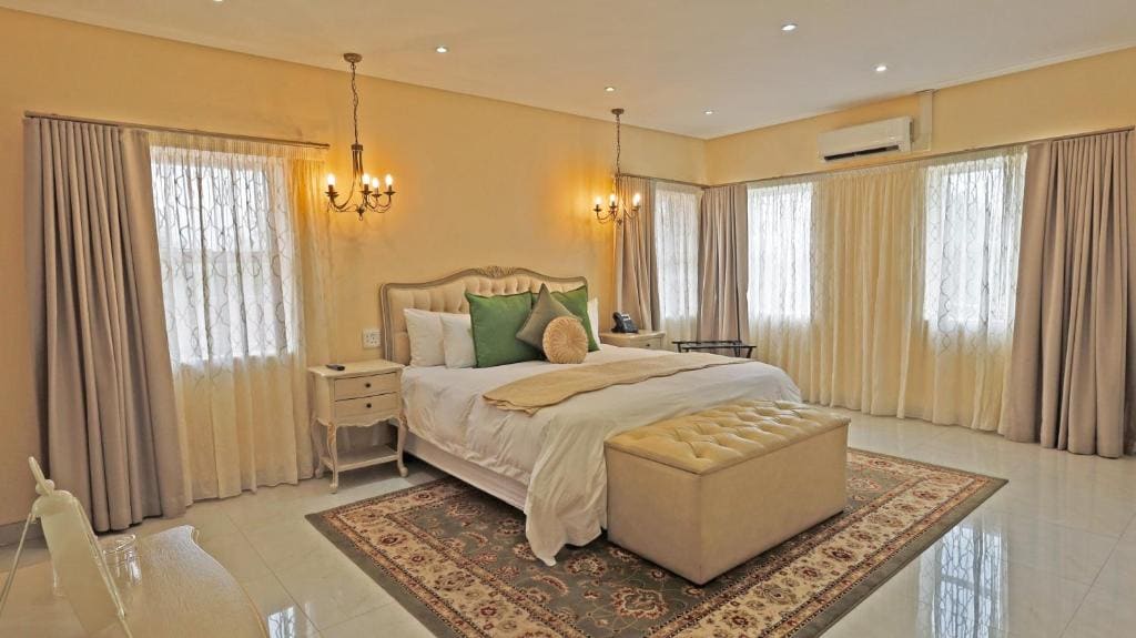 Deluxe Queen Room room - Image 2