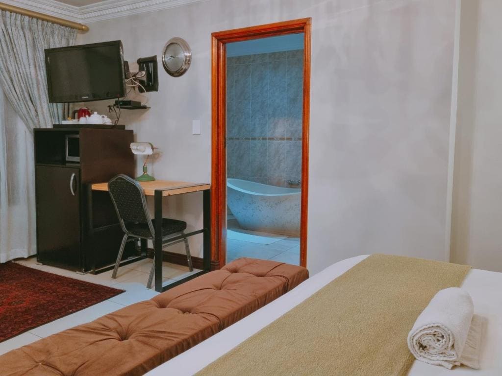 Deluxe Queen Room room - Image 2