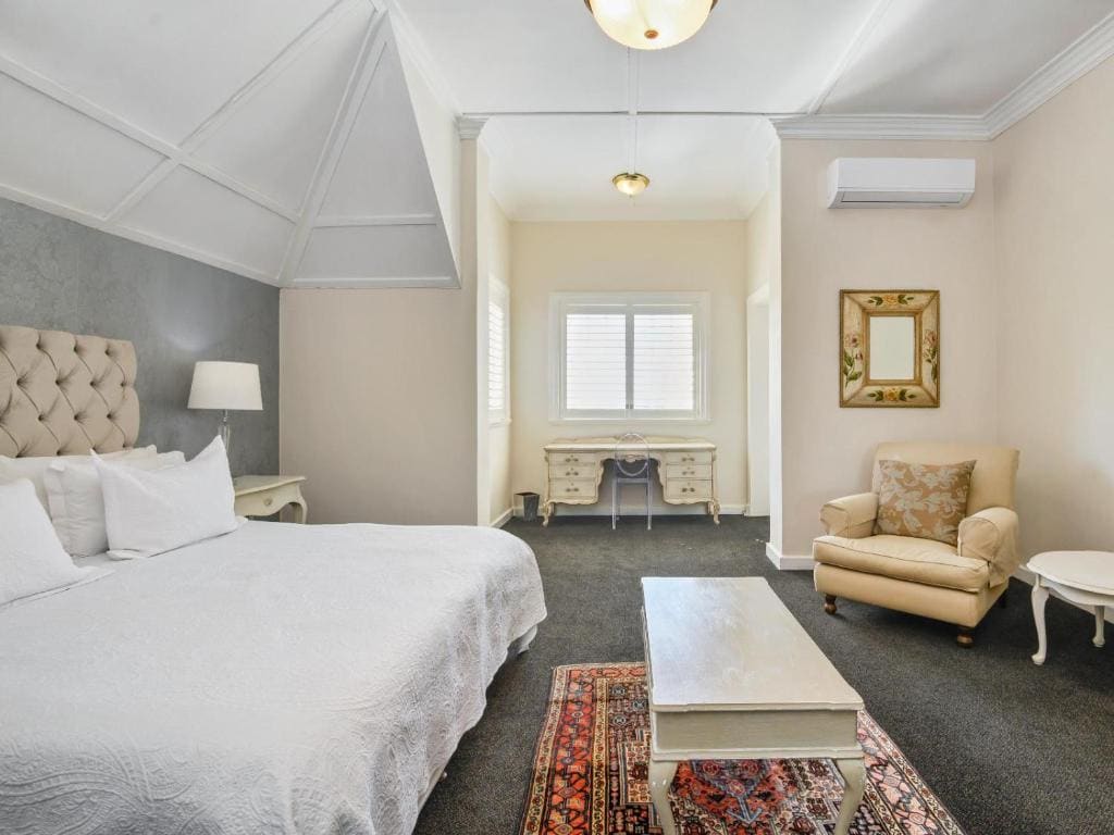 Deluxe Queen Room room - Image 3