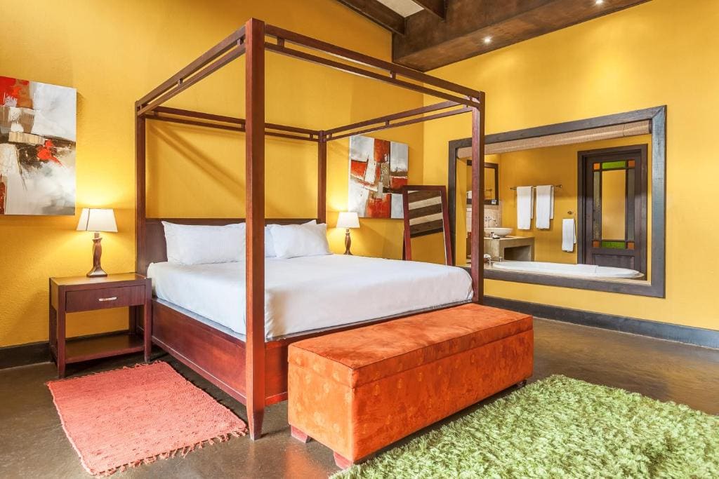 Queen Room with Balcony room - Image 2
