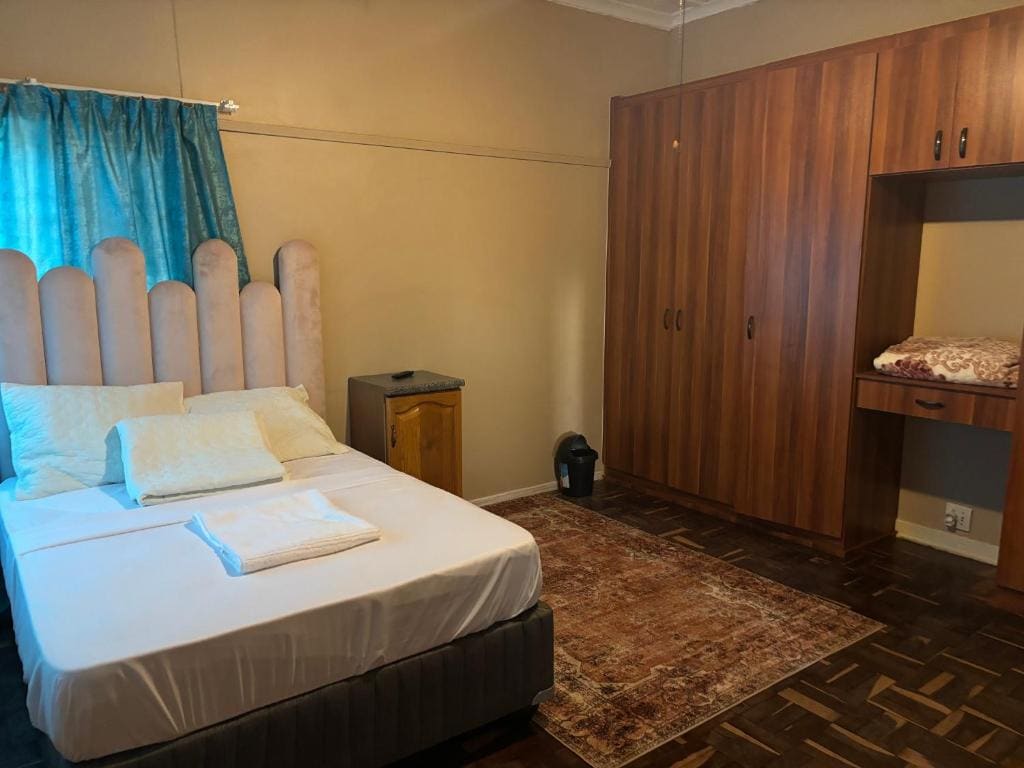 Double Room with Shared Bathroom room - Image 3