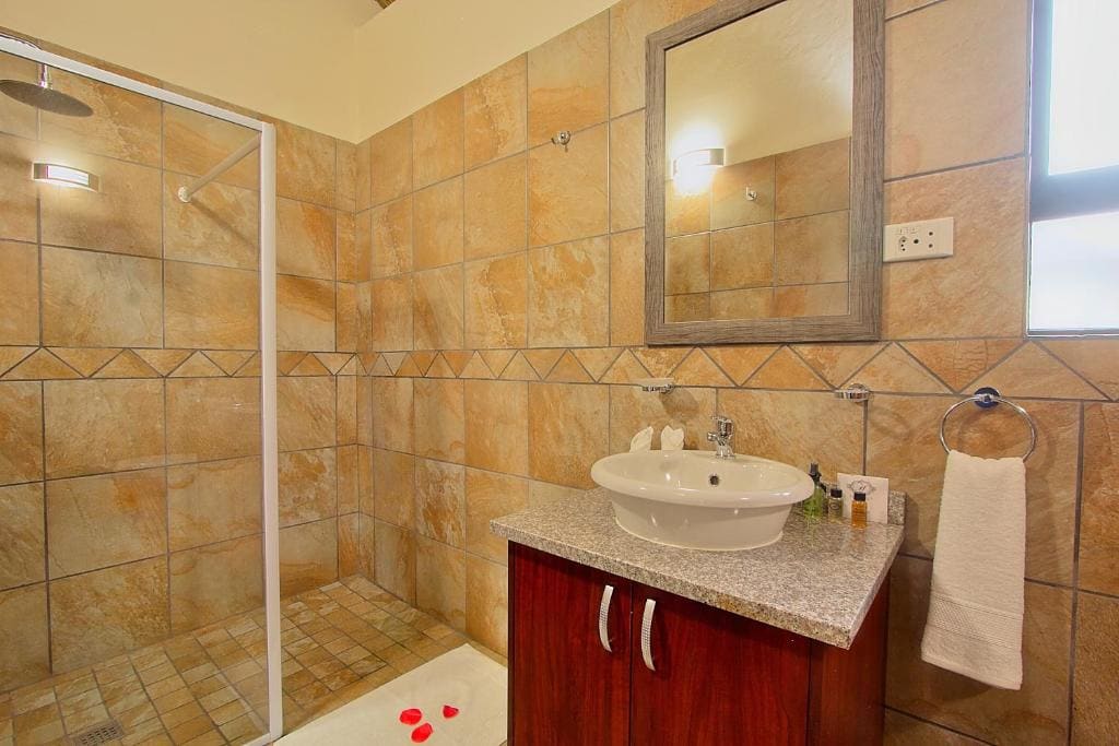 Luxury Stay Suite room - Image 3