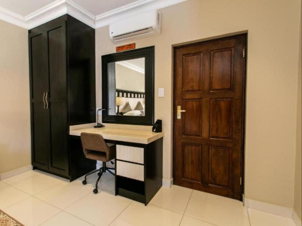 Luxury Family Room room - Image 2