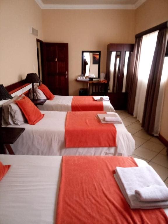 Standard Triple Room room - Image 2