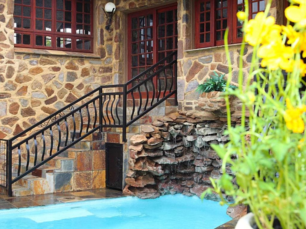 Luxury Cottage room - Image 1
