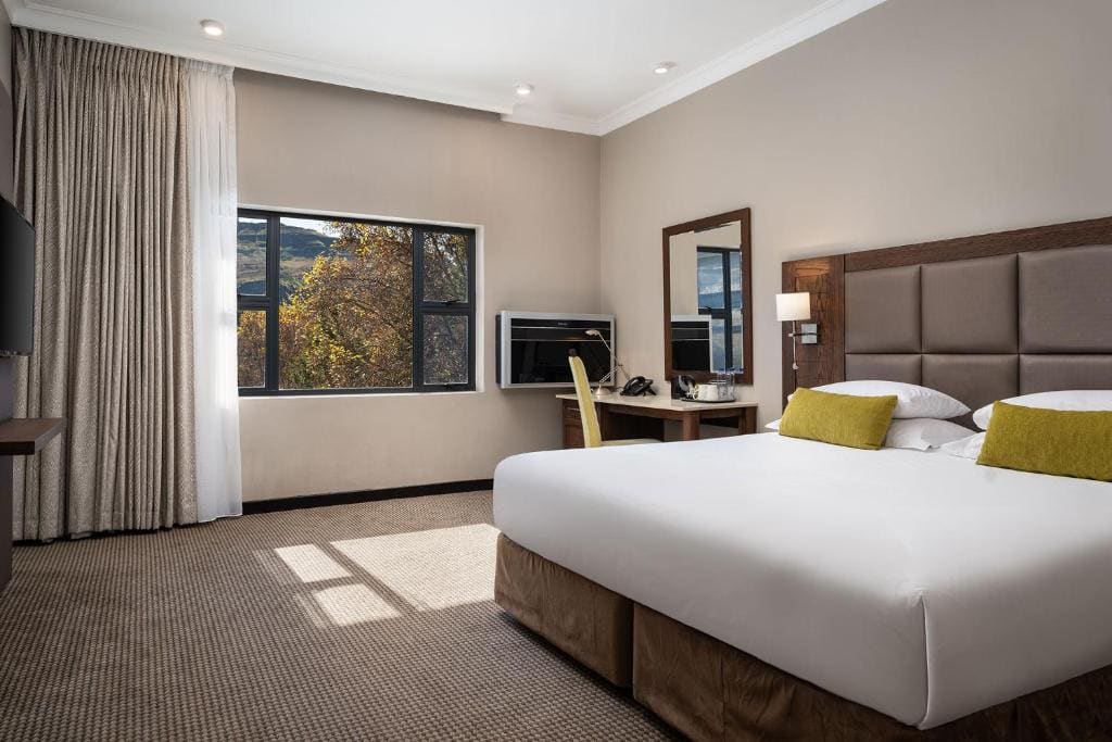 Family Room with King Bed and Sleeper Couch room - Image 3