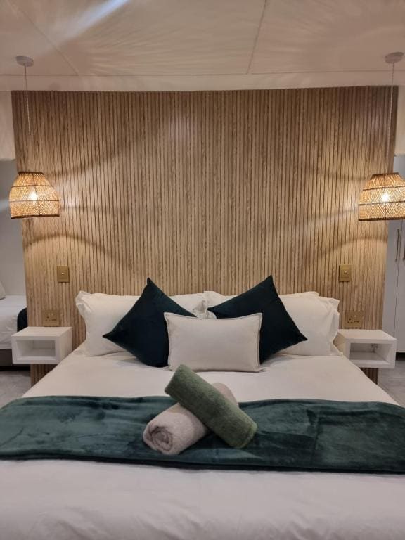 Superior Family Room room - Image 3