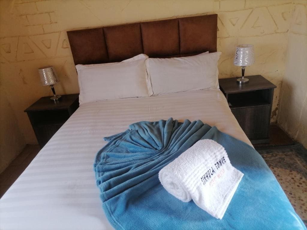 Deluxe Double Room with Shower room - Image 3