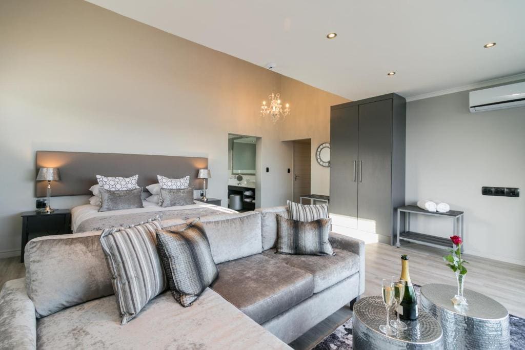 Deluxe Double Room with Balcony room - Image 2