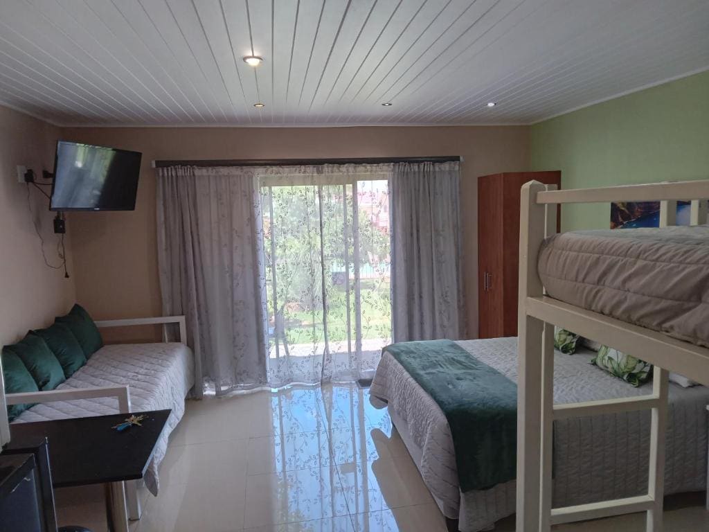 Family Room with Private Bathroom room - Image 3