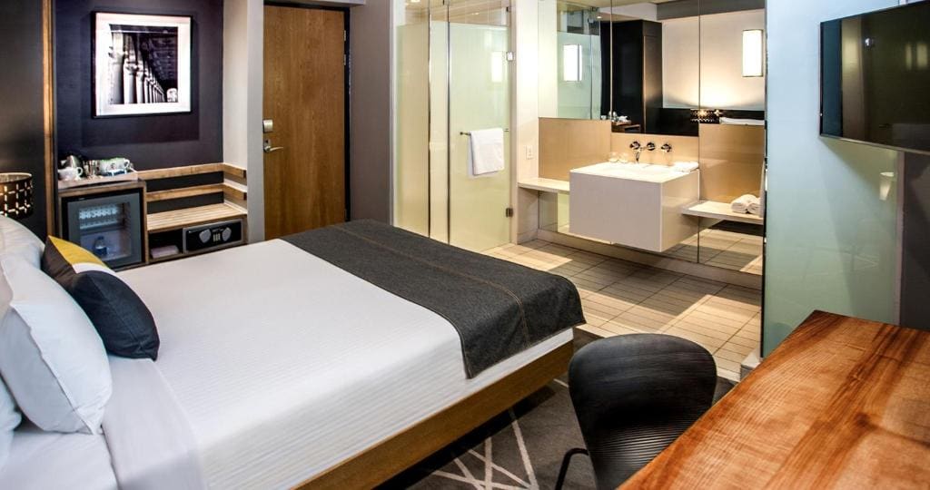 Contemporary Open plan Room One queen Bed Non-smoking room - Image 3