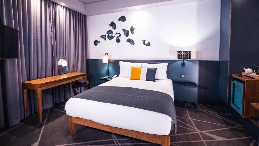 Contemporary Open plan Room One queen Bed Non-smoking room - Image 2