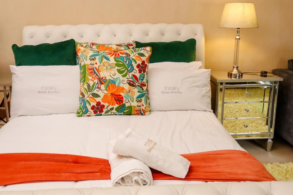 Luxury Queen Room room - Image 2