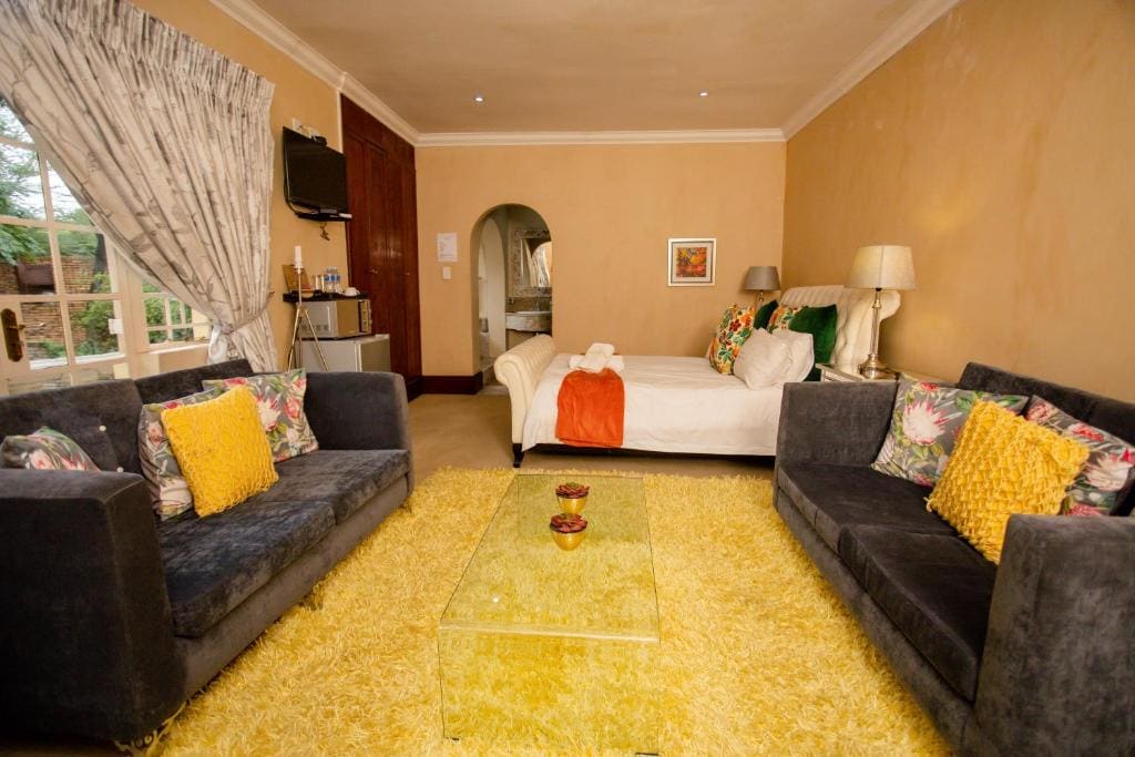 Luxury Queen Room room - Image 3