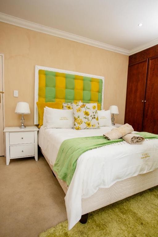 Deluxe Queen Room room - Image 1