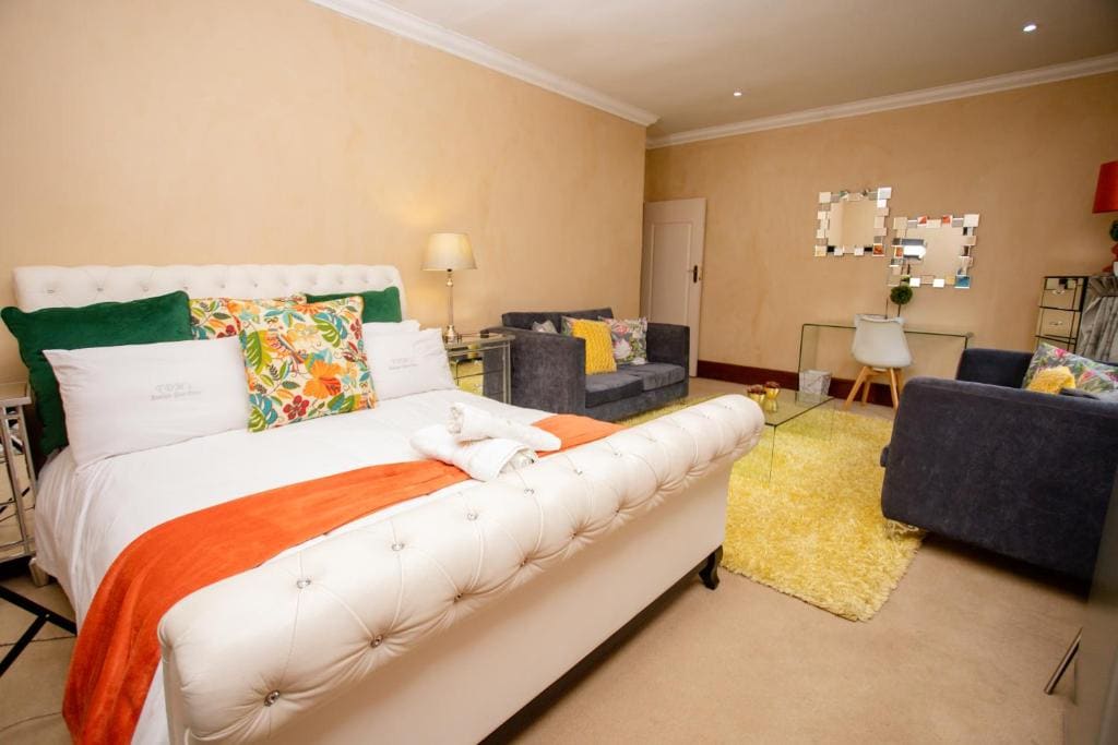 Luxury Queen Room room - Image 1