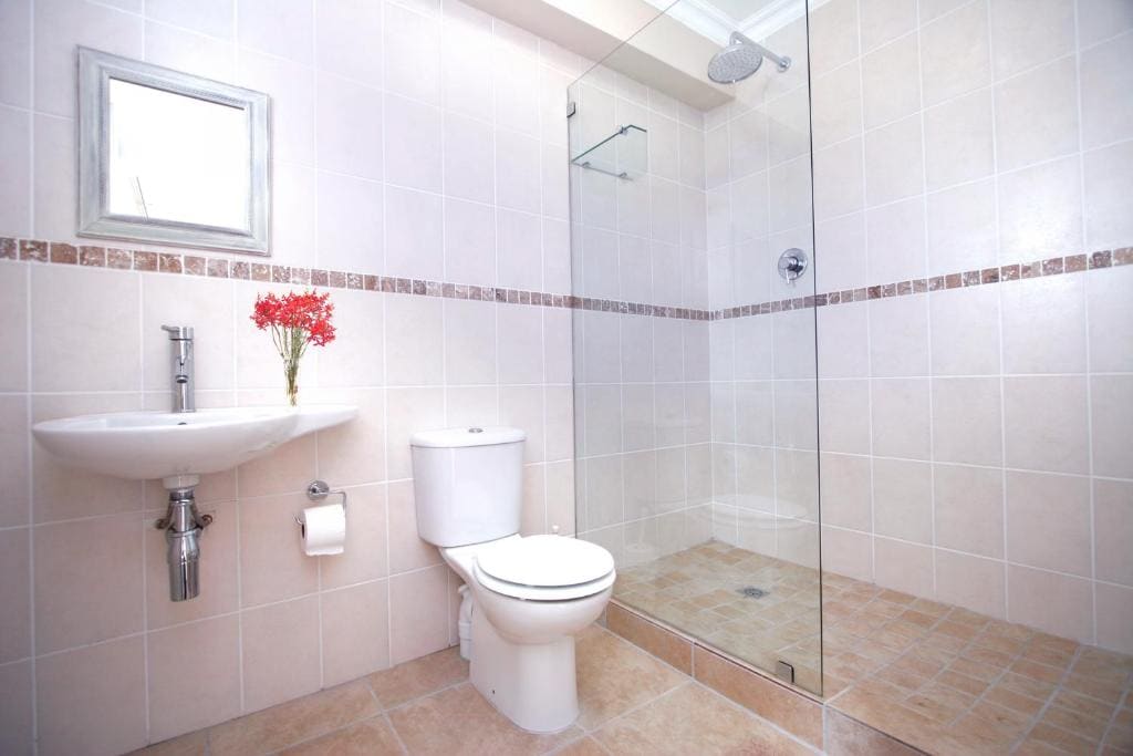 Luxury Queen Room with Pool View room - Image 2