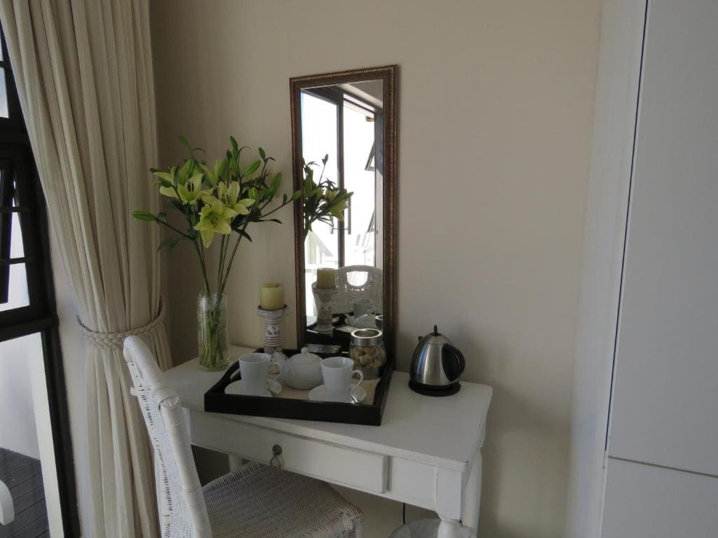 Luxury King or Twin Room with Pool View room - Image 3