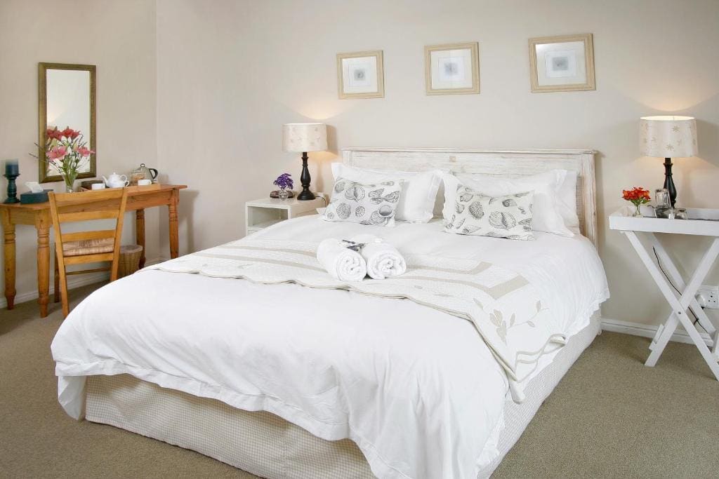 Luxury Queen Room with Pool View room - Image 3