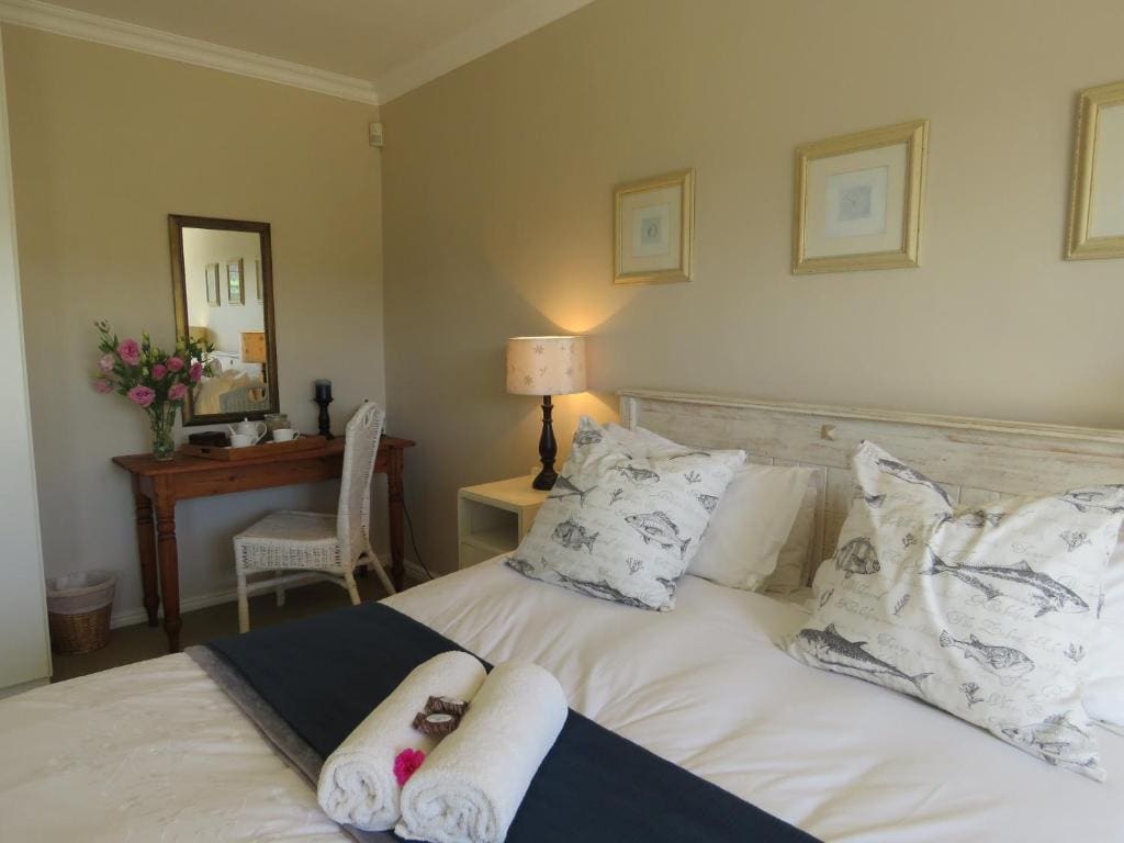 Luxury Queen Room with Pool View room - Image 1