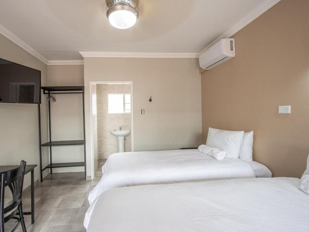 Deluxe Twin Room room - Image 3
