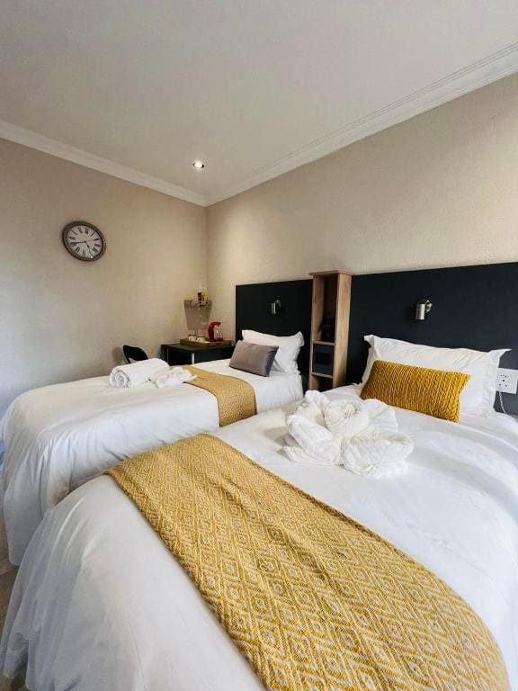 Double Room with Mountain View room - Image 2