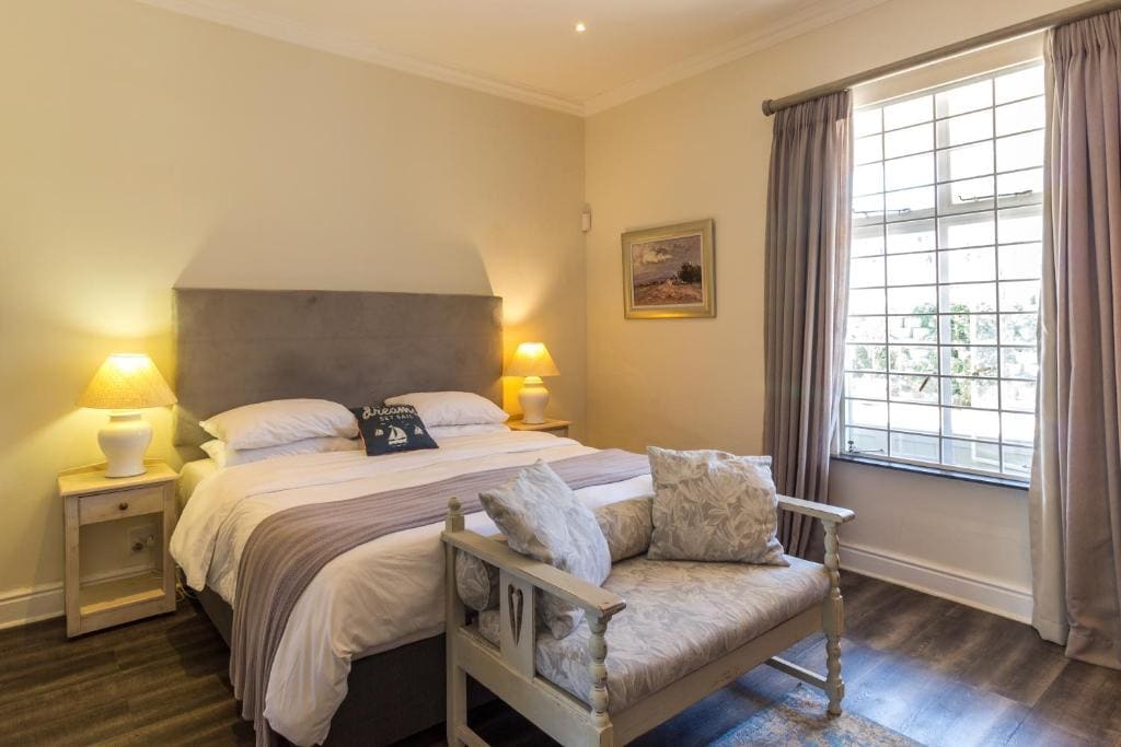 One-Bedroom Apartment with Sea View and Balcony room - Image 1