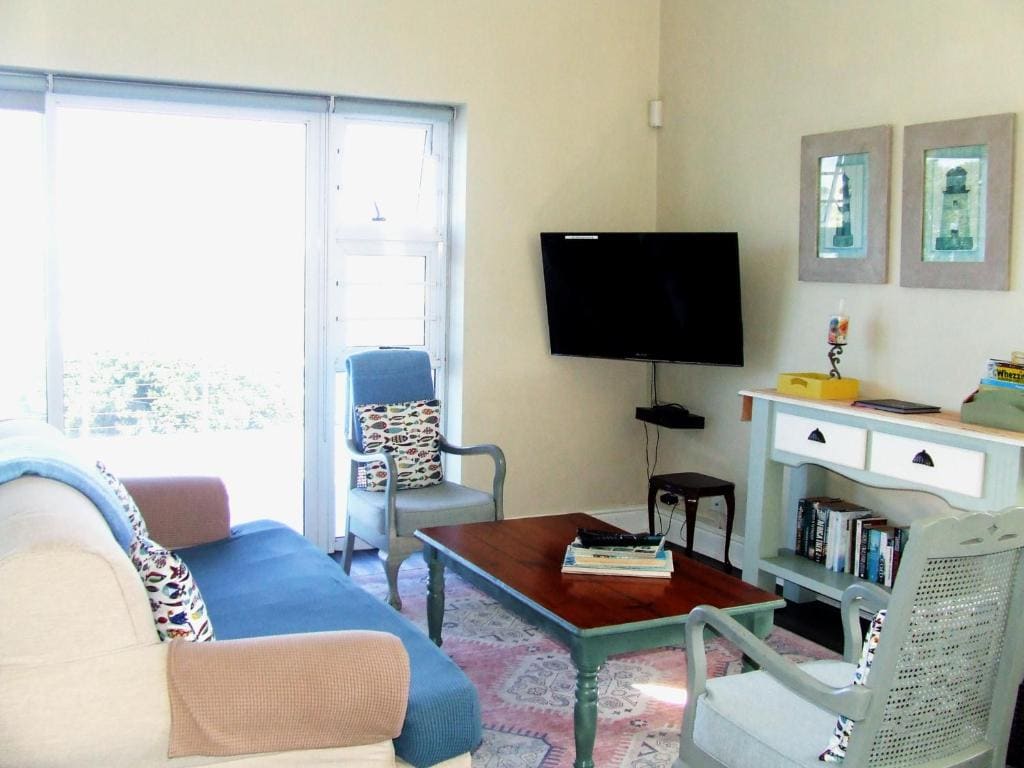 One-Bedroom Apartment with Sea View and Balcony room - Image 2