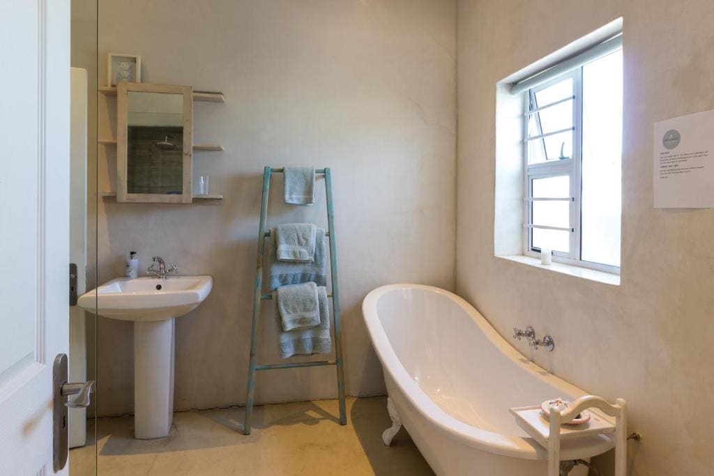 One-Bedroom Apartment with Sea View and Balcony room - Image 3
