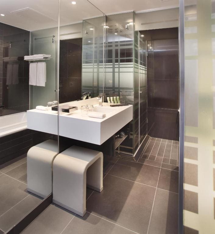 Luxury Queen Room with Balcony room - Image 2