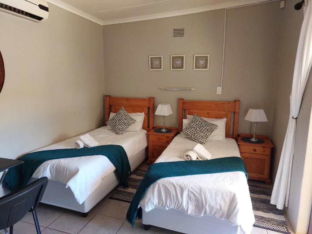 Twin Room with Private Bathroom room - Image 3