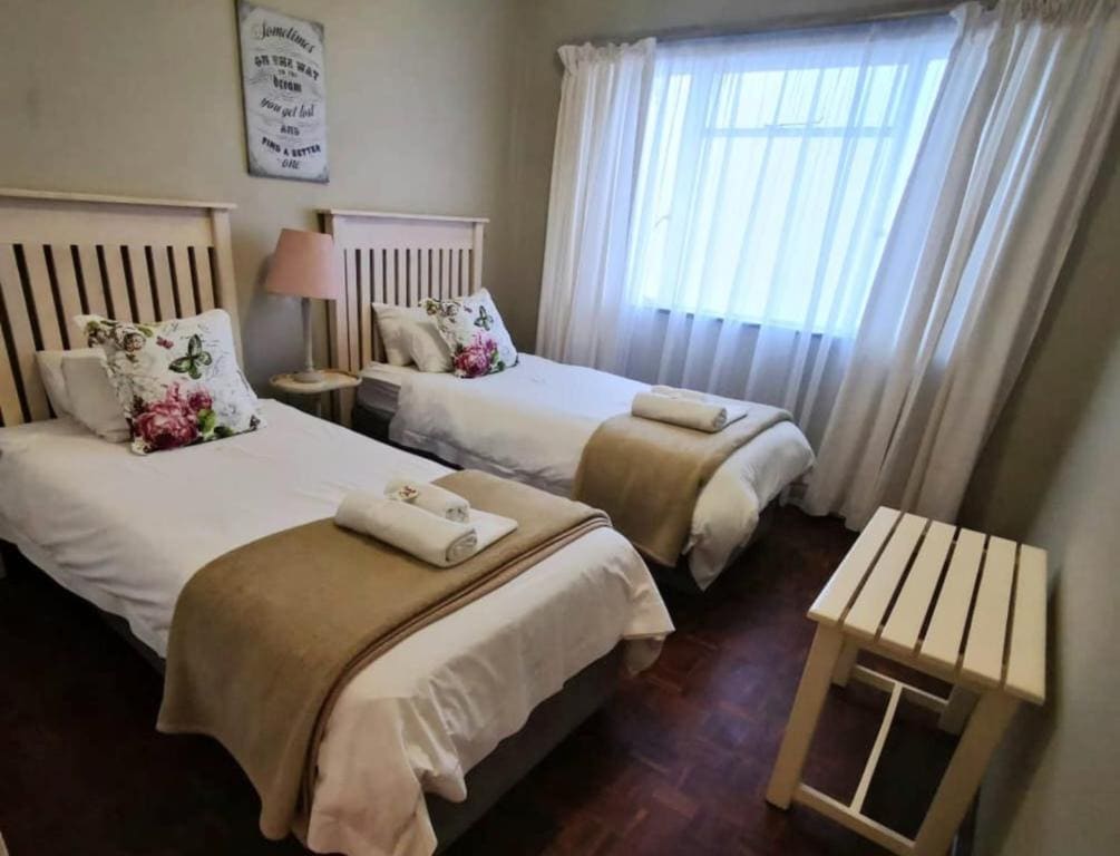 Basic Family Room room - Image 1