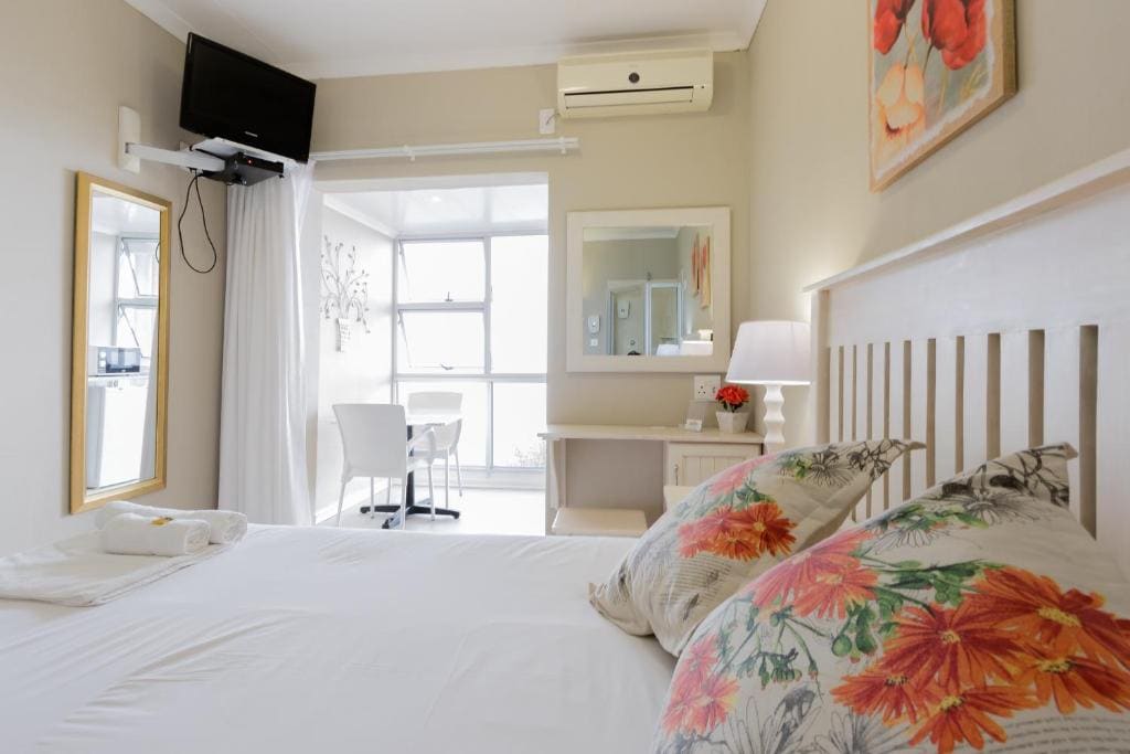 Deluxe Queen Room room - Image 2