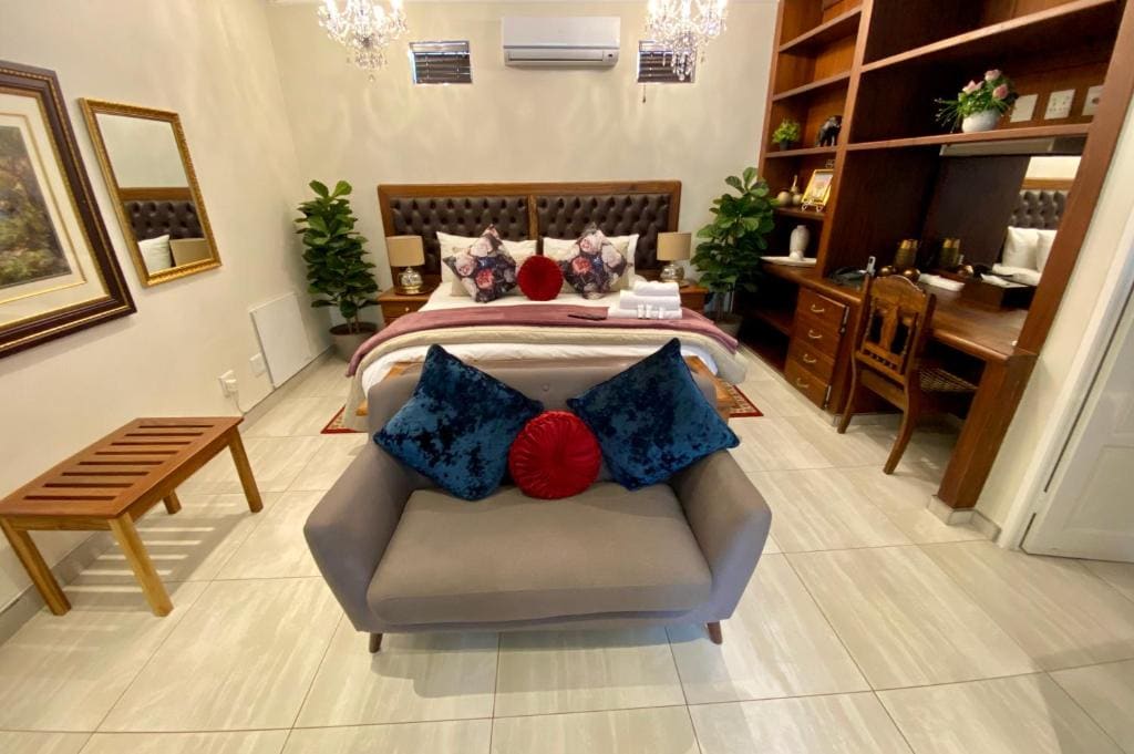 King Suite room - Image 2