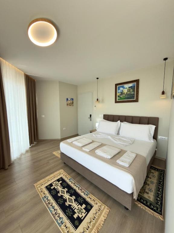 --HOTEL DEAL-- Rooms With Castle View - View 7