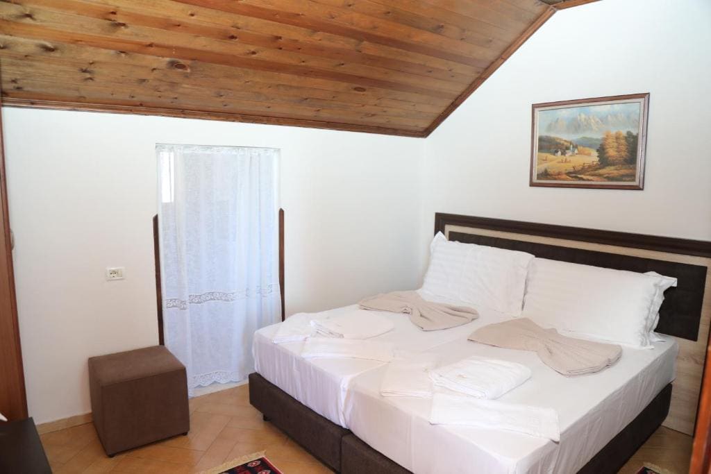 --HOTEL DEAL-- Rooms With Castle View - View 2