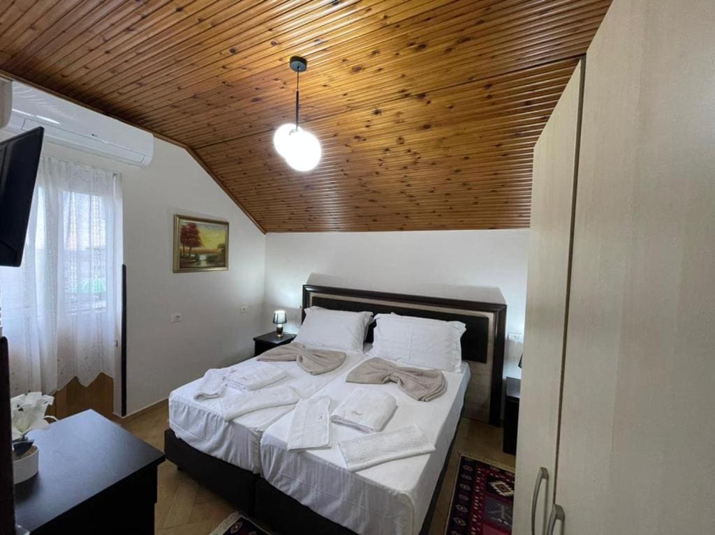 --HOTEL DEAL-- Rooms With Castle View - View 6