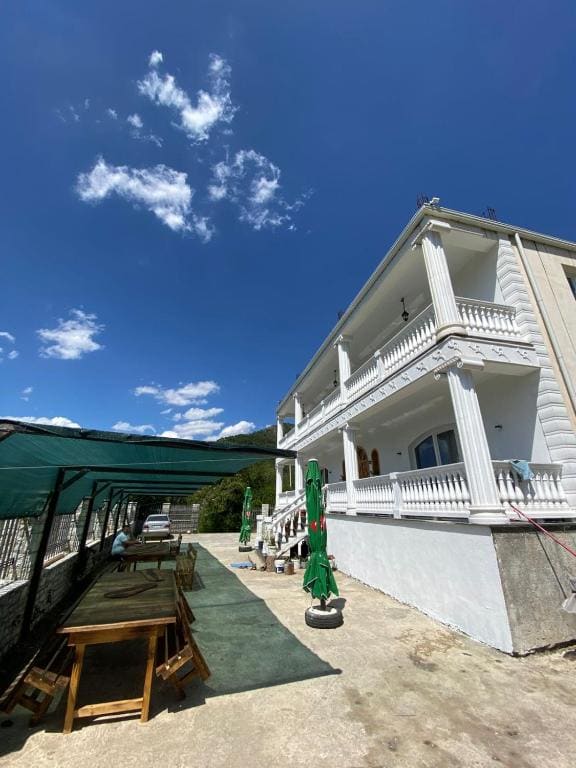 Shtepia e Bardhe - Main view