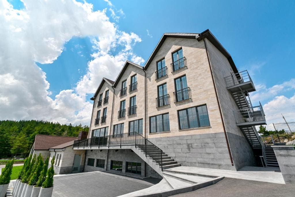 Stonehenge Hotel & Restaurant - Main view
