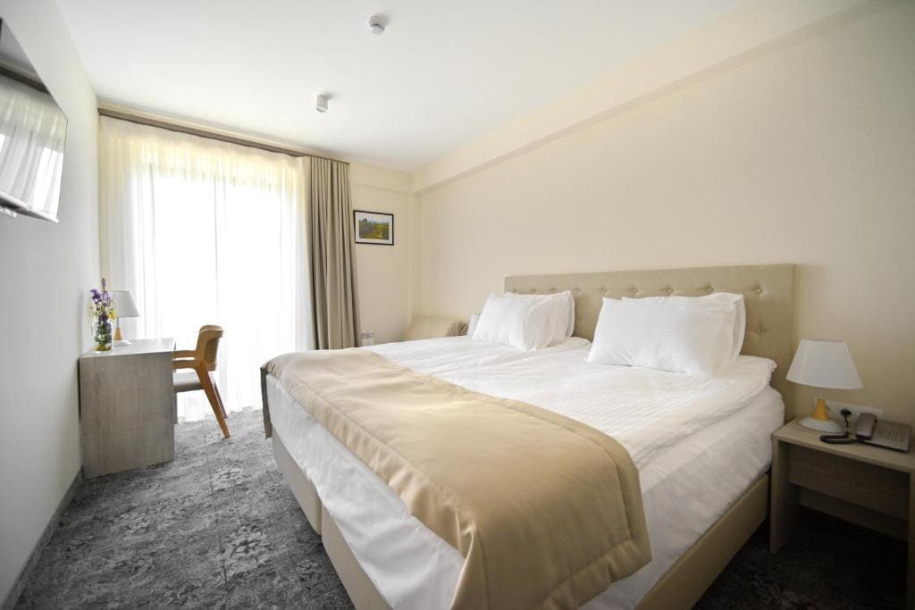 Stonehenge Hotel & Restaurant - View 2