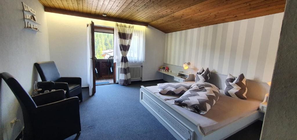 Mountain Motel - View 2