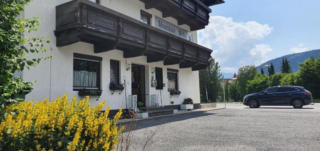 Mountain Motel - Main view