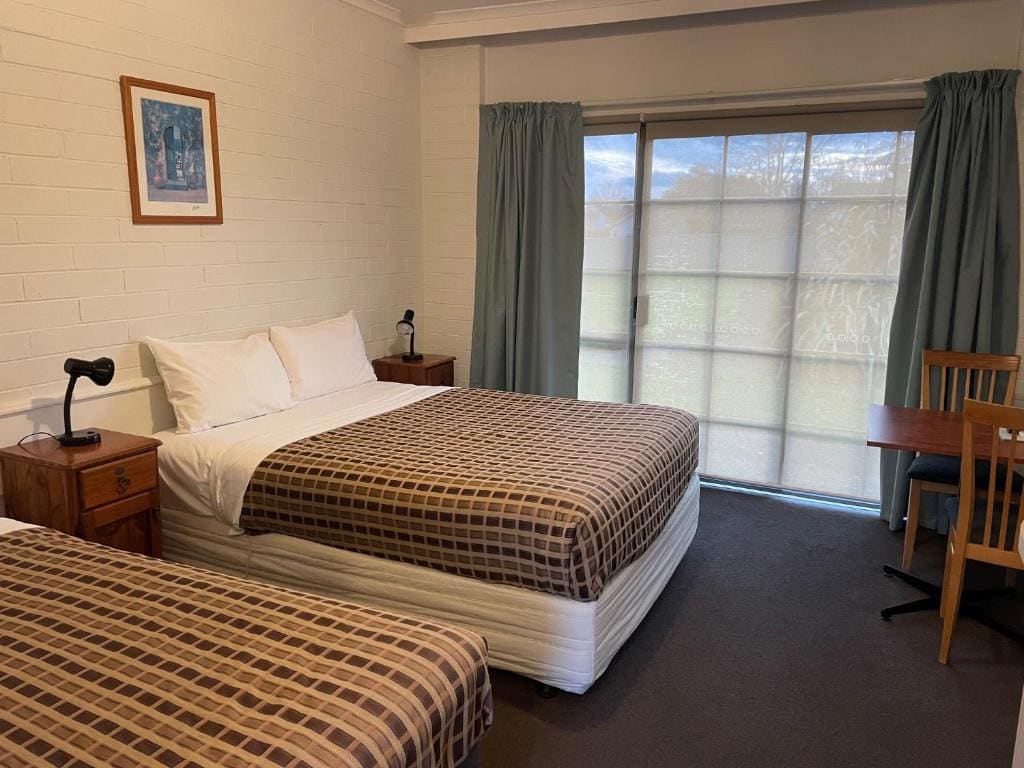 Ambassador Motor Inn - View 7