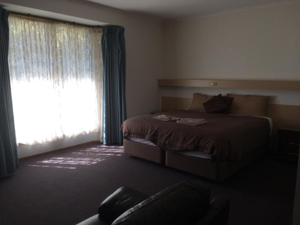Ambassador Motor Inn - View 2