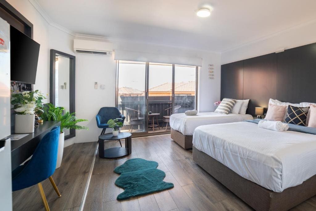 Motel 10 - View 2