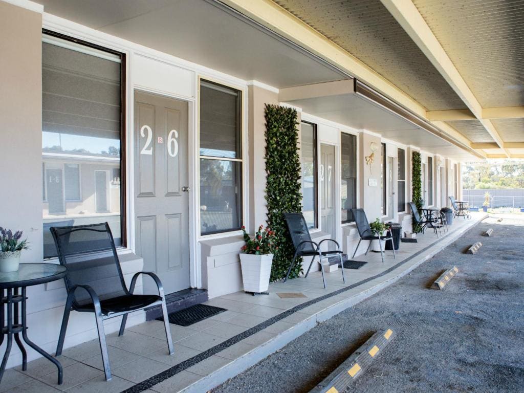 Cameo Inn Motel - View 4